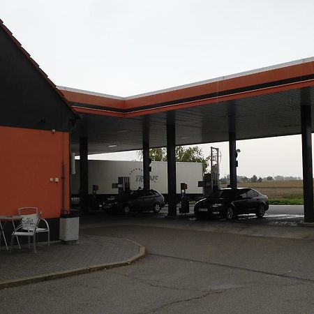 مبيت وإفطار Hrusky  Bed & Parking Eurobit المظهر الخارجي الصورة
